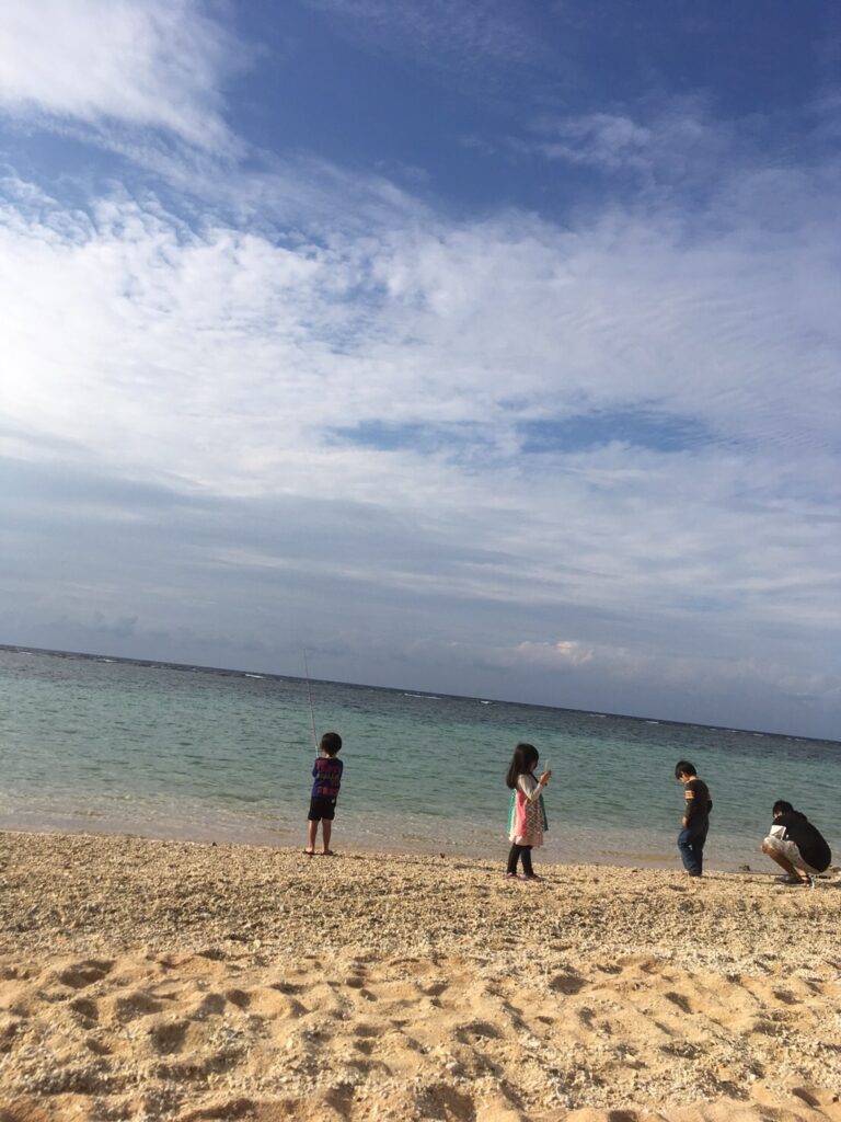 海で遊ぶ子どもたち