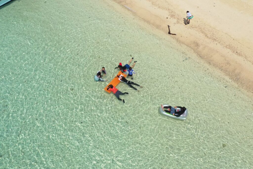 海で遊んでる様子