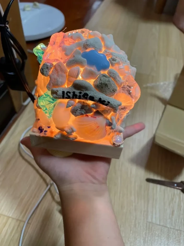 珊瑚のかけらや貝殻で作ったライト