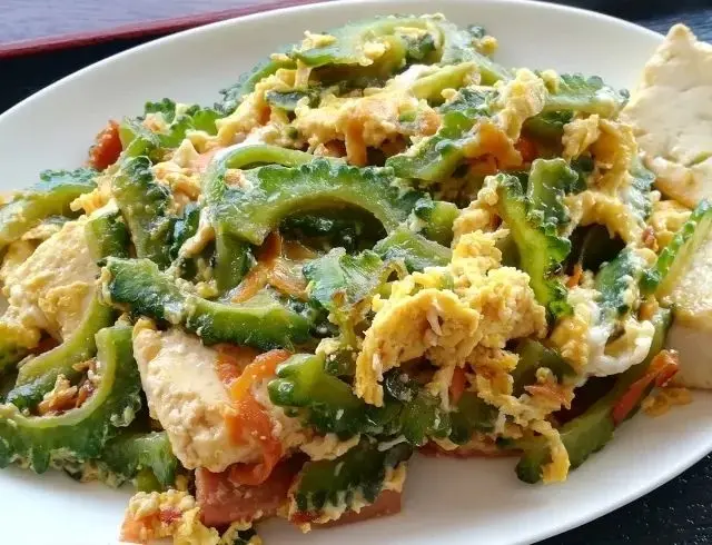 ポークと玉子豆腐が入ったゴーヤーチャンプルー