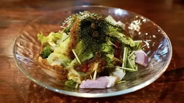 海鮮サラダにたっぷりと入ってる海ぶどう