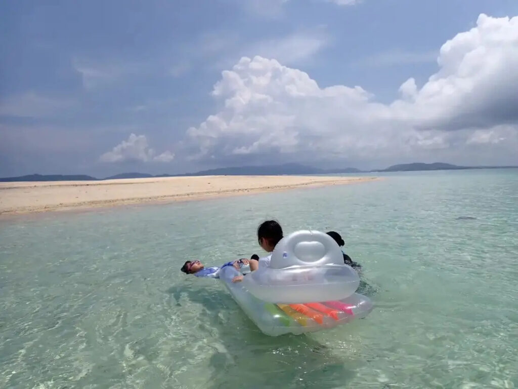 浮き輪で遊ぶ子ども達