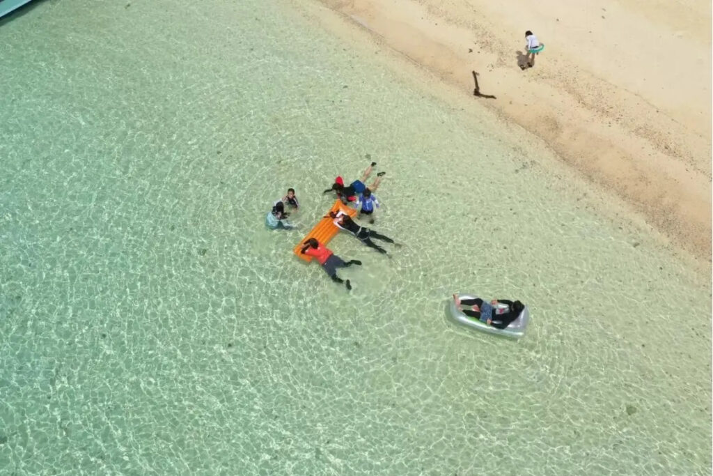 浮き輪で浮いている様子