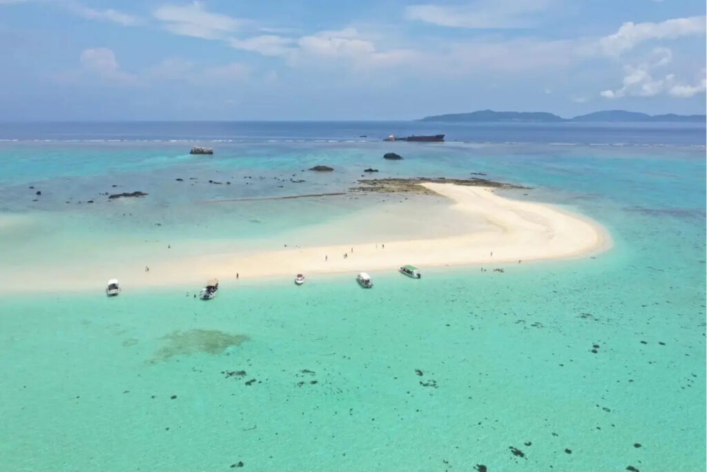 浜島の干潮の時に現れる三日月状の砂浜