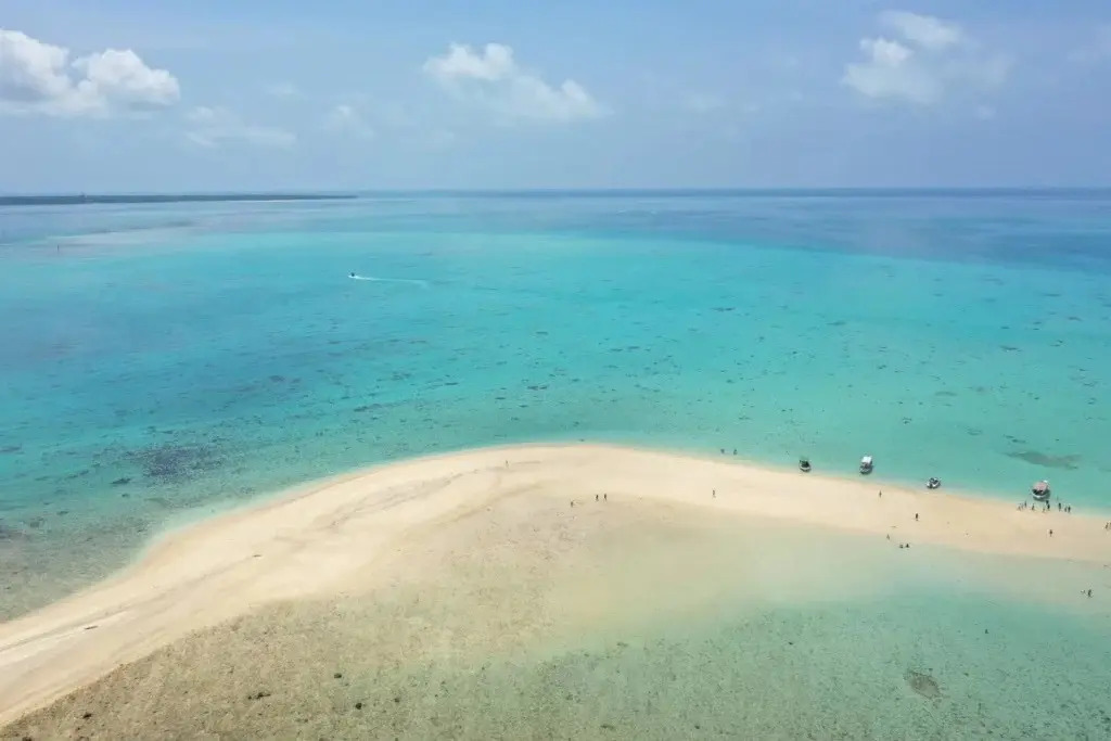 干潮の時だけ現れる三日月の形の砂浜
