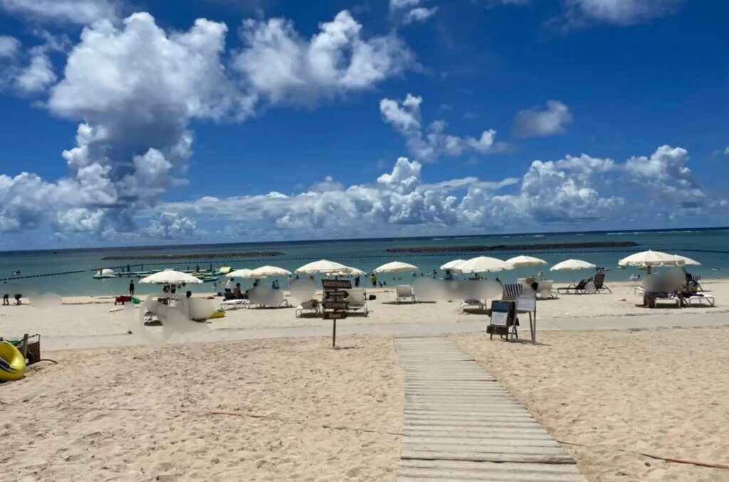 真栄里ビーチはパラソルレンタルもあって快適