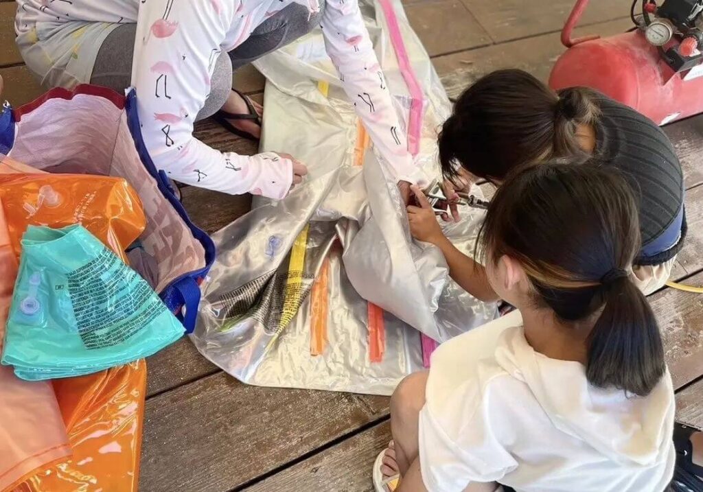 浮き輪に空気を入れてる様子