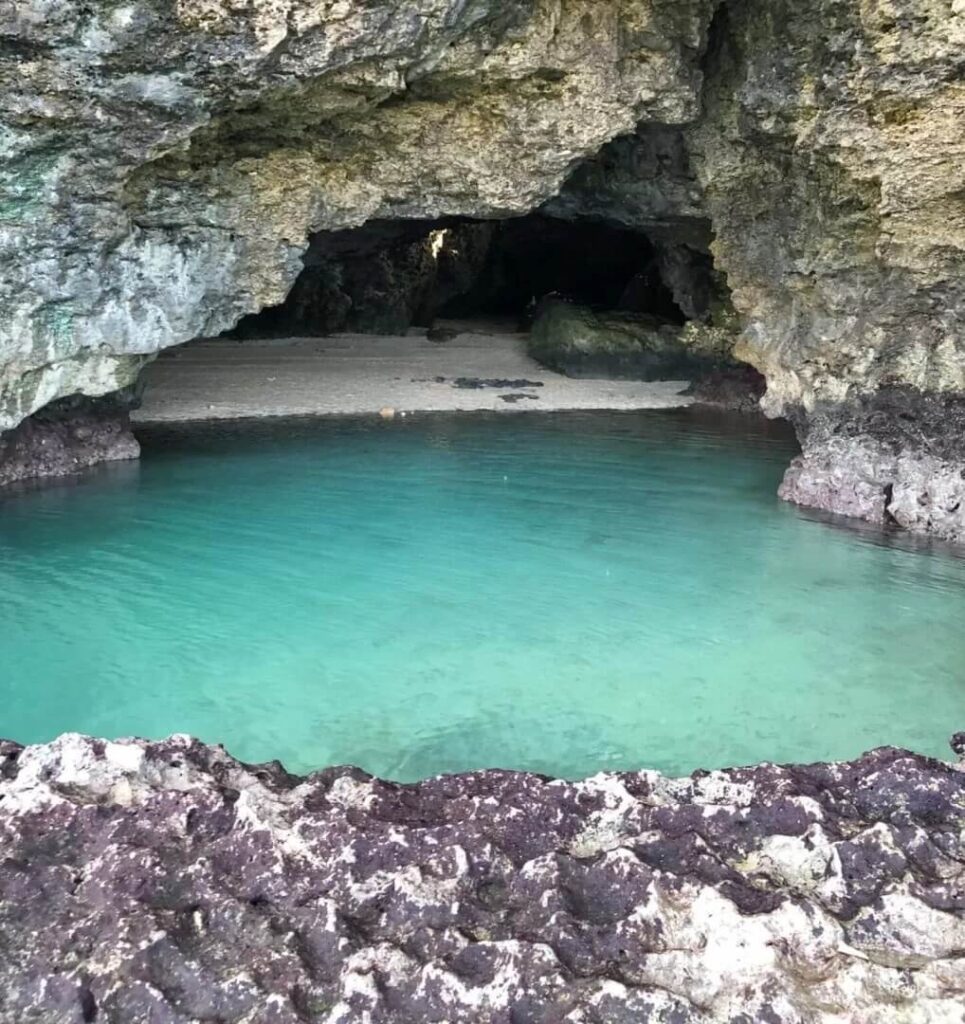 神秘的な青の洞窟