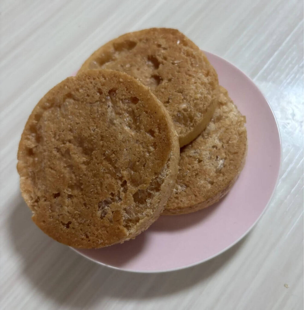 石垣島スーパーで販売される塩せんべい