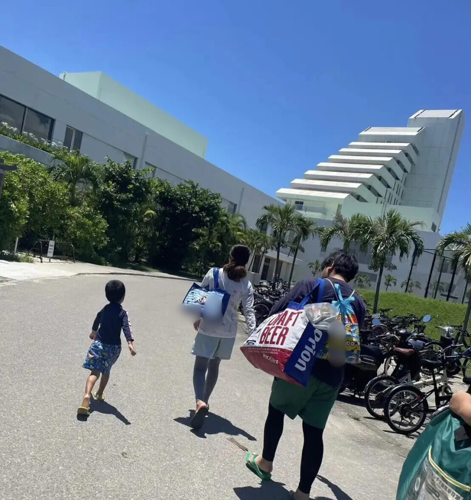 駐車場からホテルを通ってビーチへ