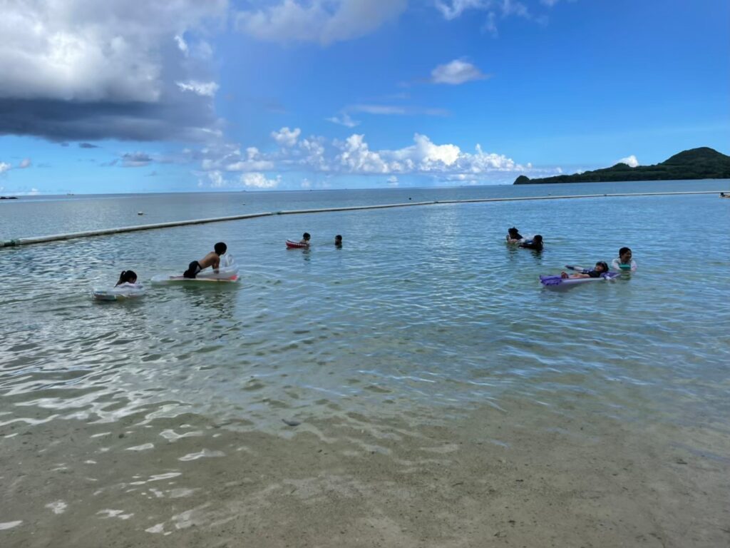 海で遊ぶ子ども達