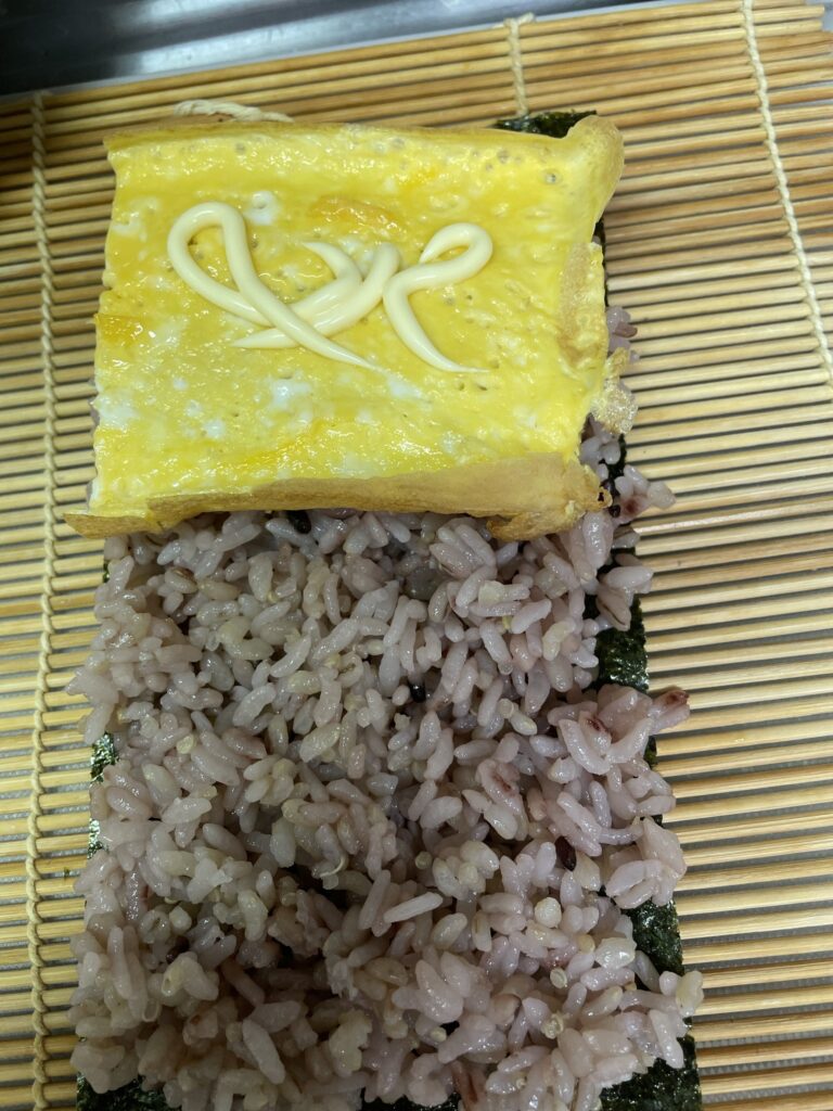 ポーク玉子おにぎり卵焼き、マヨネーズをのせる