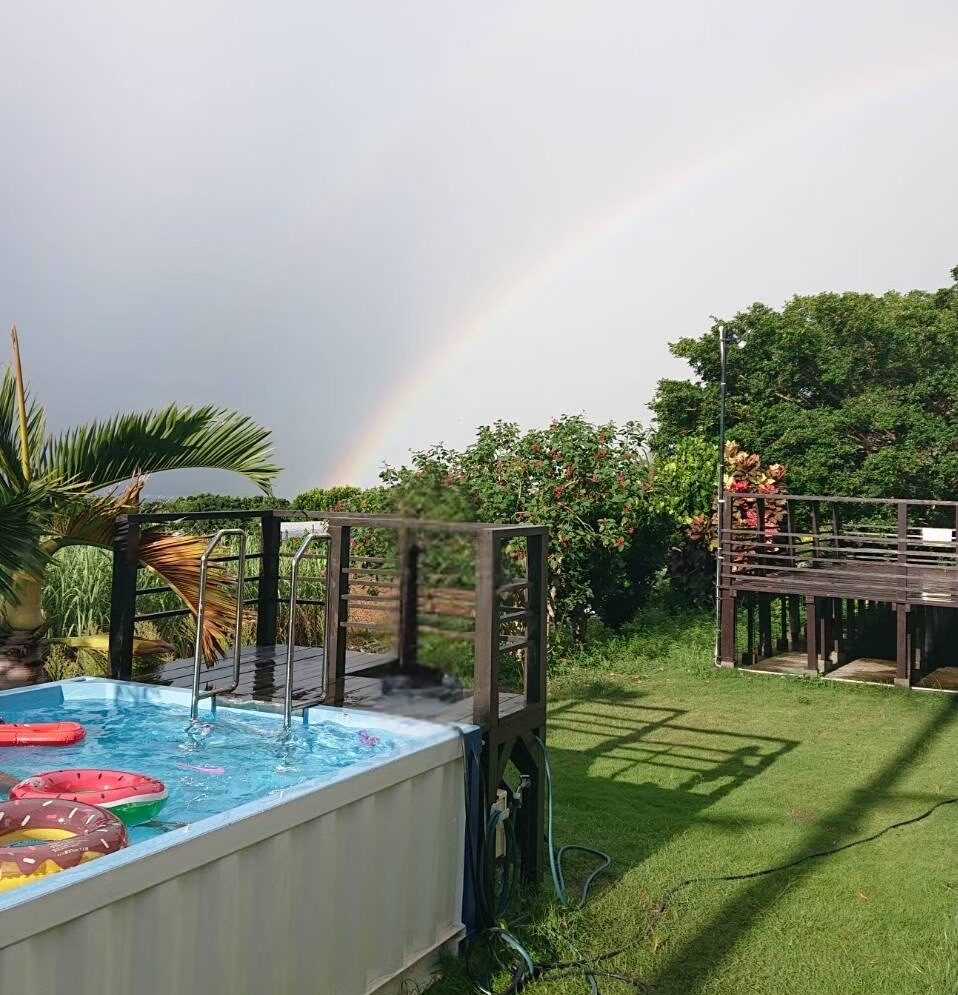 コテージで。夕方のプールの様子