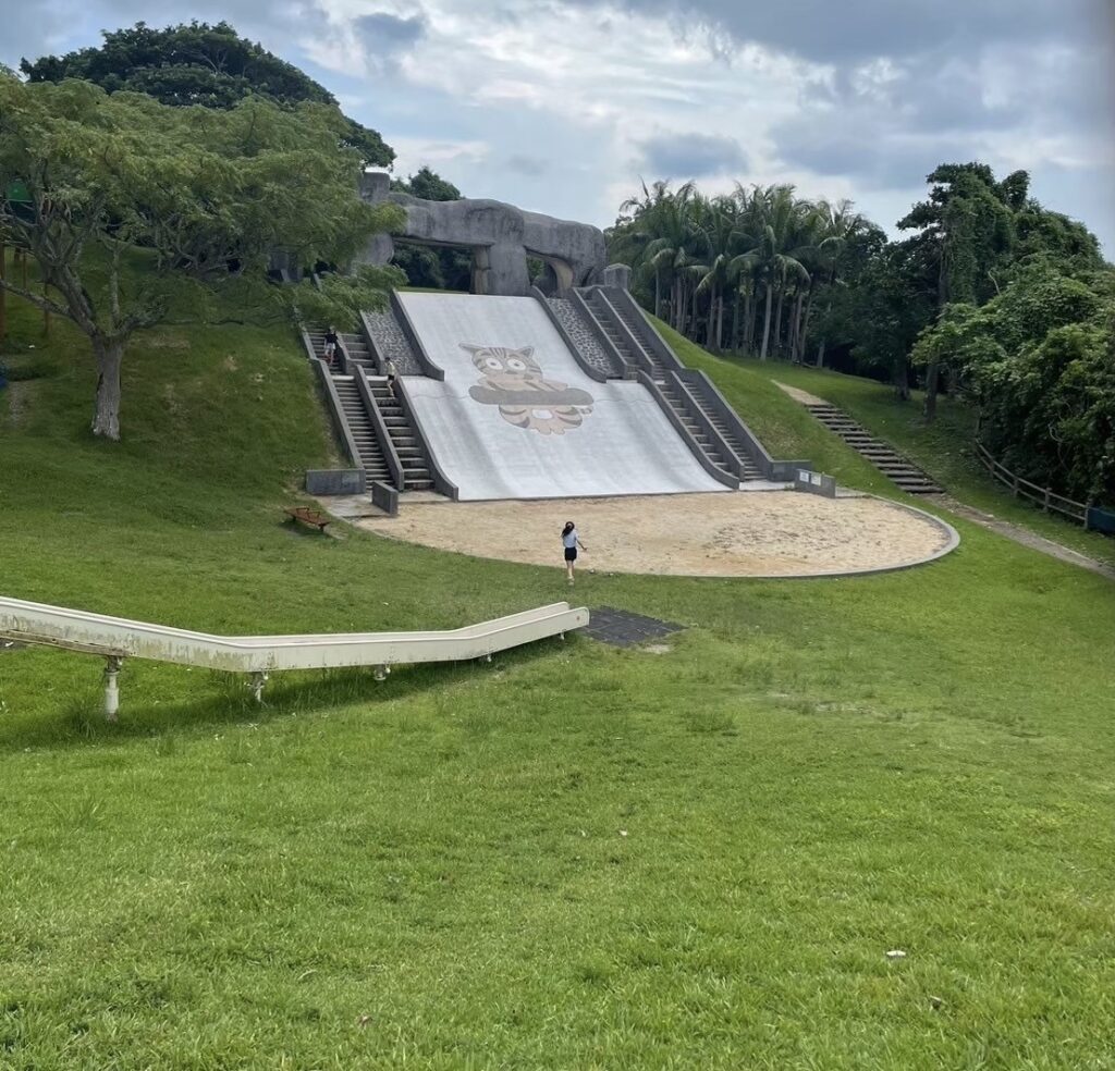 バンナ公園のねこ滑り台