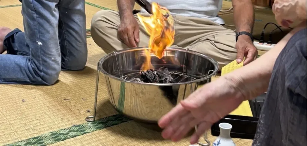 沖縄のお盆でウチカビを焚く様子