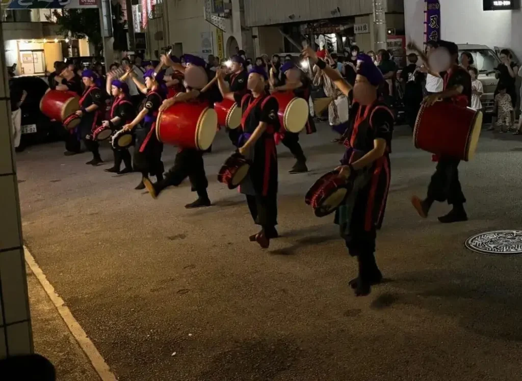 沖縄のお盆のエイサー