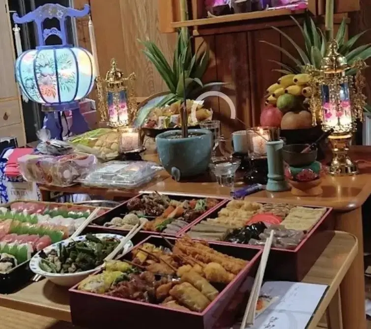 お盆のお供え物の重箱や果物