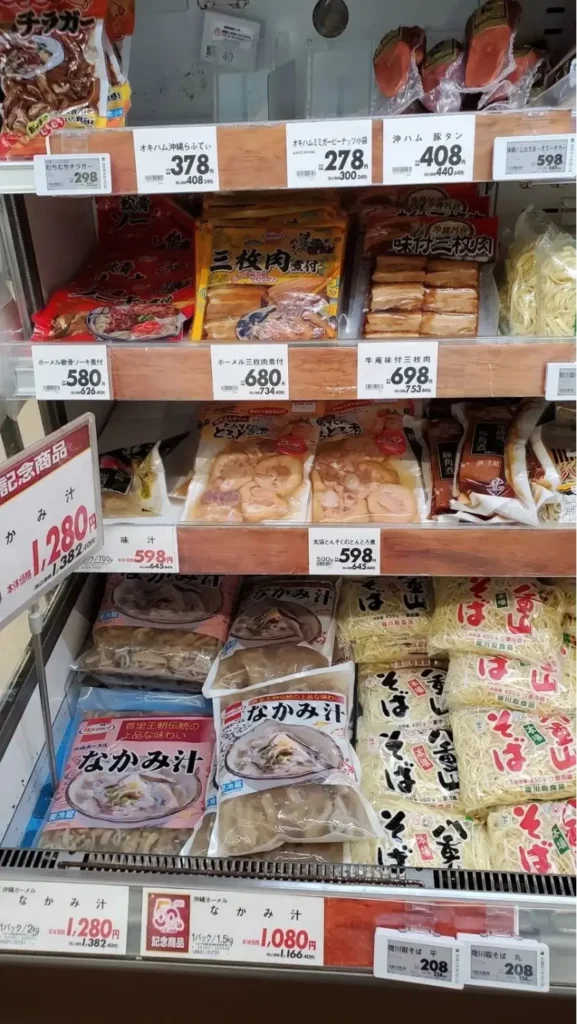 スーパーで並ぶ沖縄食材、豚足やミミガー、八重山そば