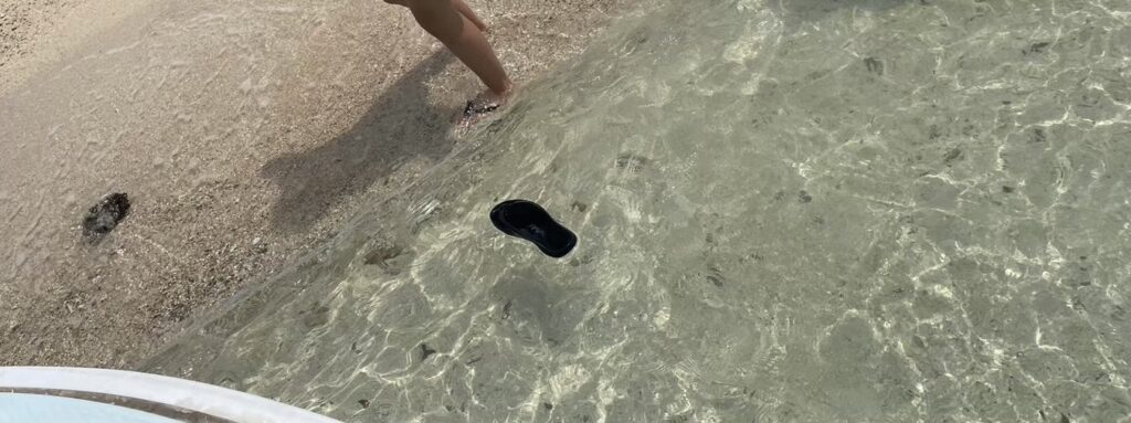 海でサンダルが流される様子