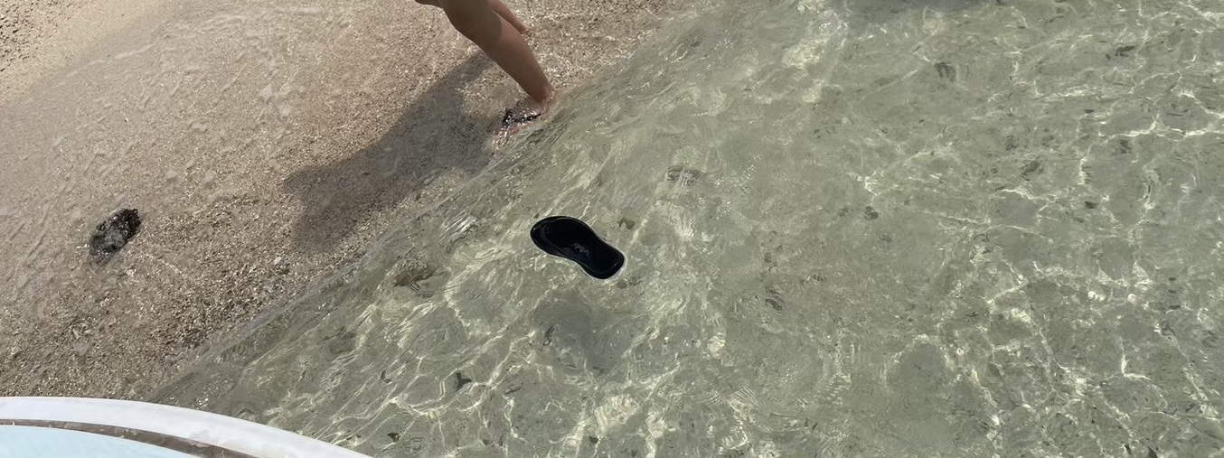 海でサンダルが流される様子