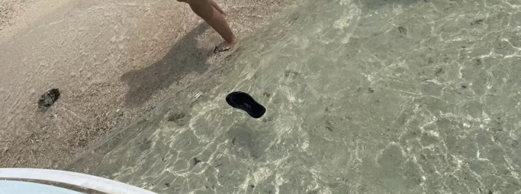 海でサンダルが流されてる様子