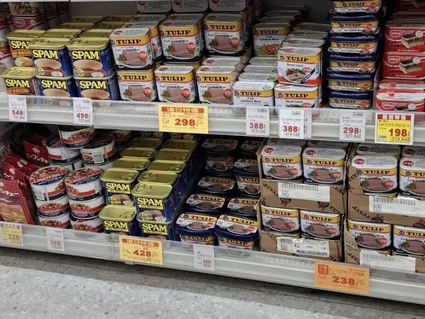 スーパーでポークが並んでいる棚