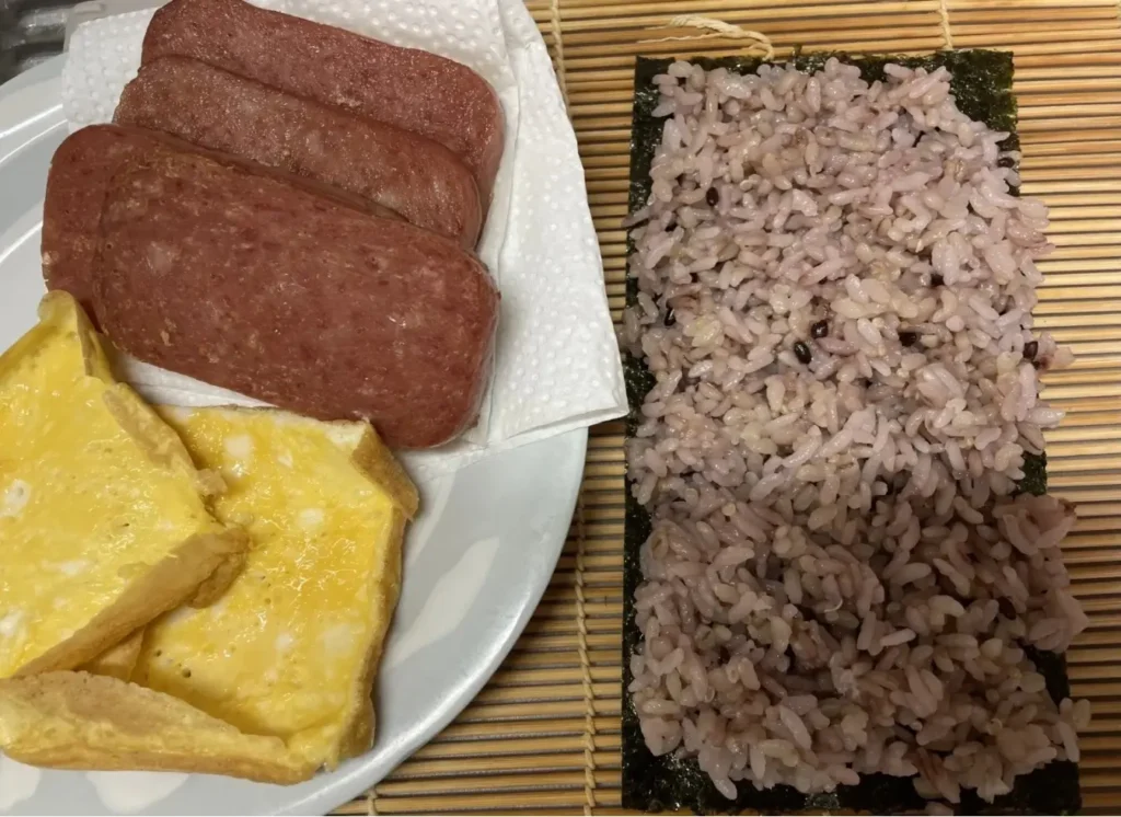 まずポークと玉子を焼く