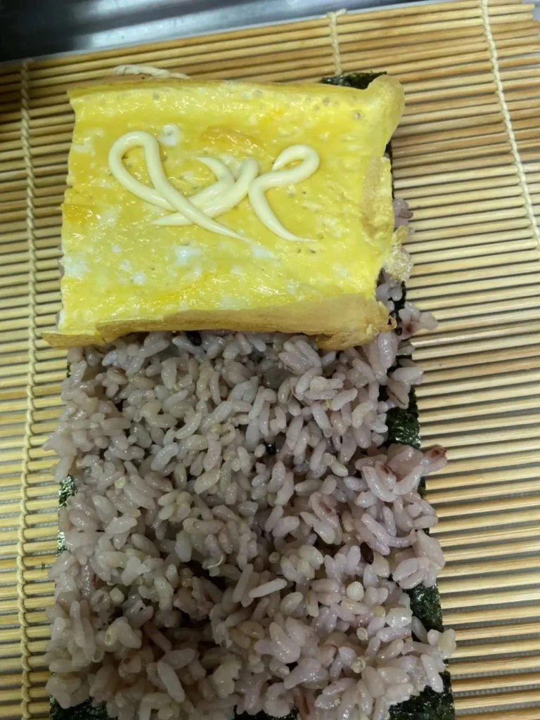 海苔にご飯、卵焼き、マヨネーズをのせます