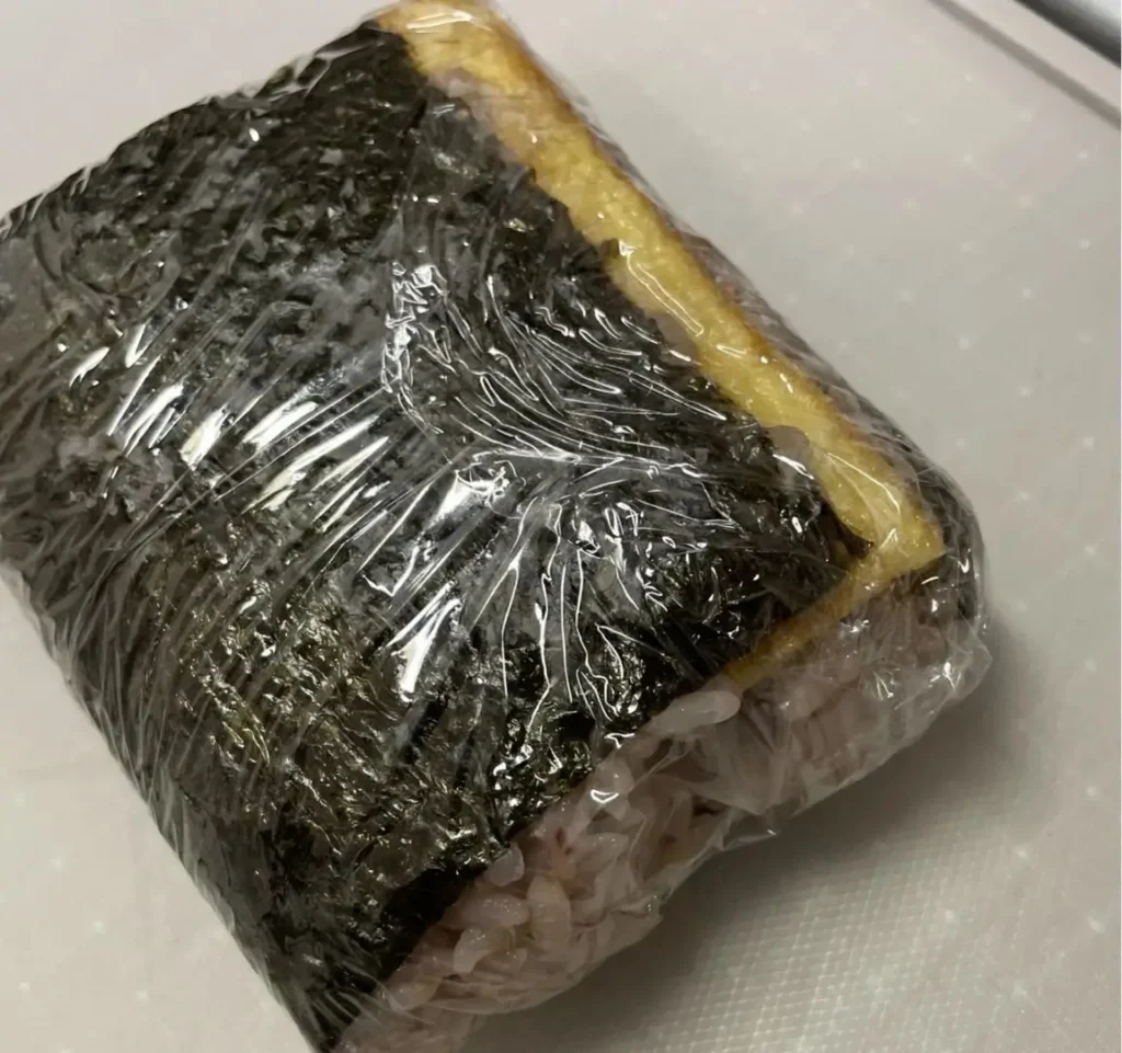 最後にラップで整えて包んだら完成