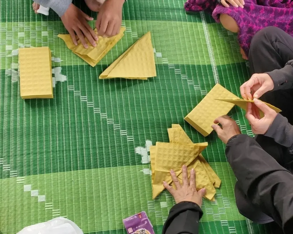 ウチカビを三角に折ってる様子