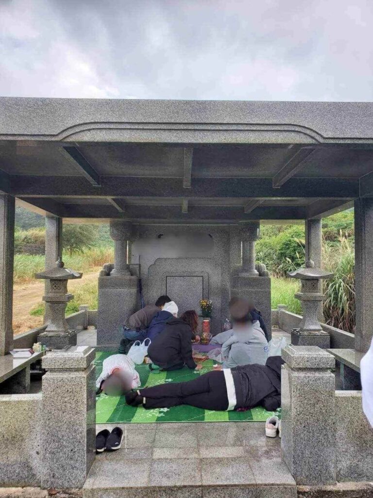 お墓にゴザを敷いて準備します