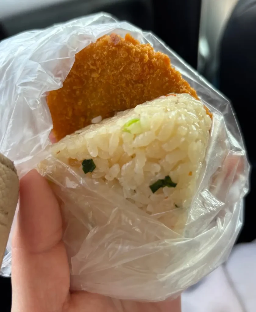 ジューシー（炊き込みご飯）＋カレーコロッケは「オニコロ」