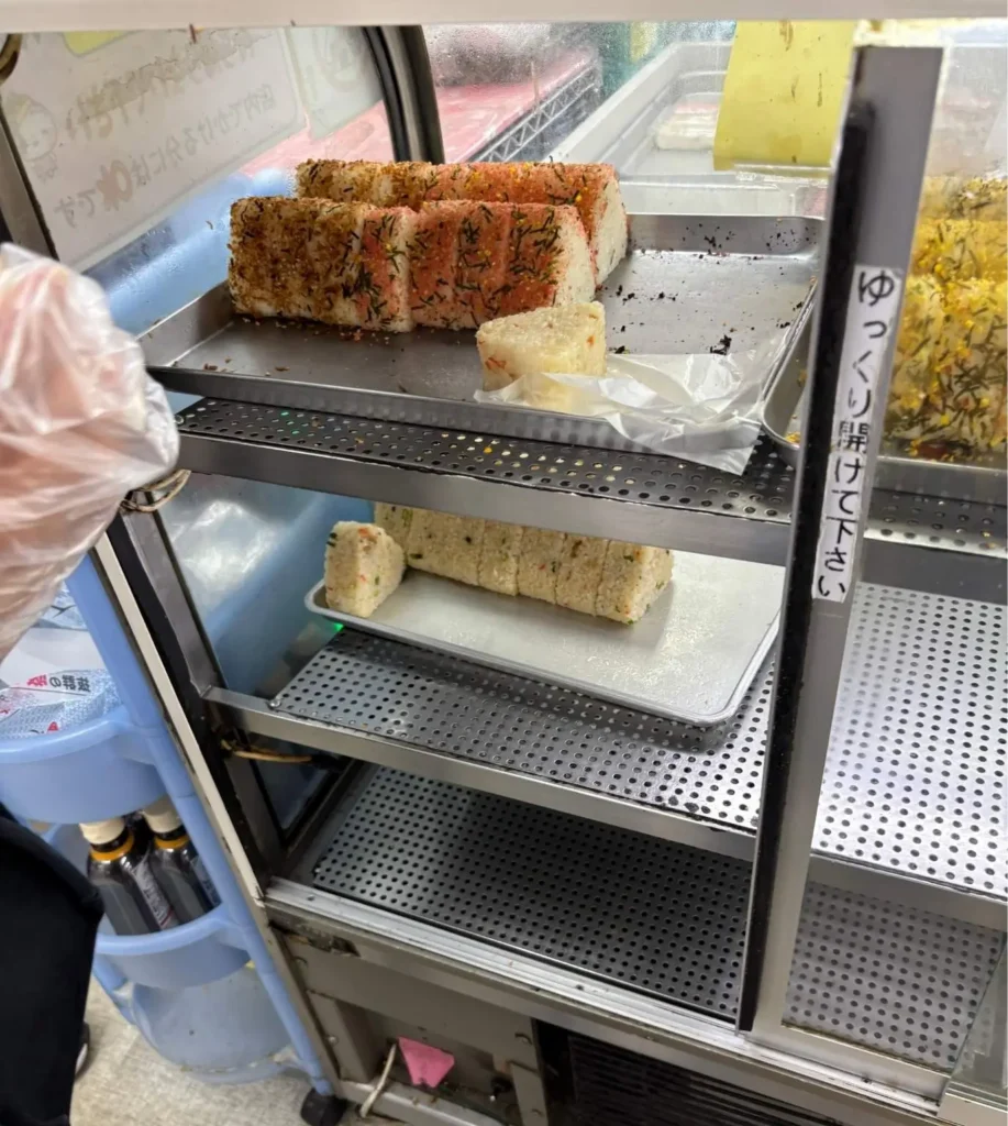 店内のおにぎりケース