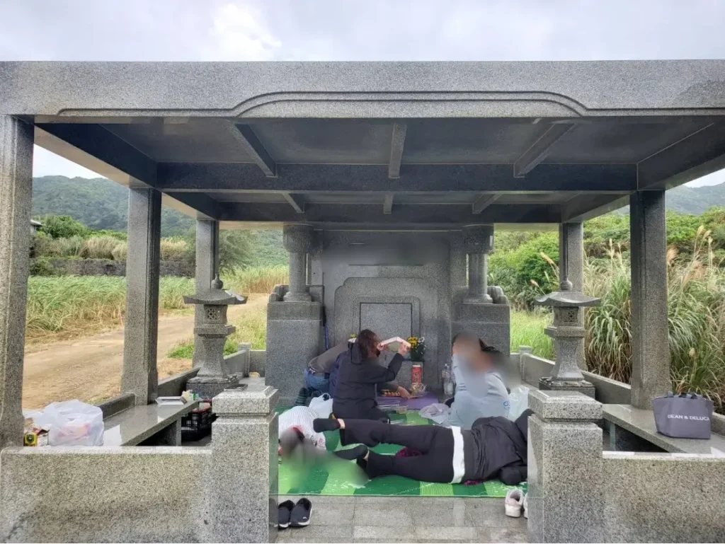 シーミーでお墓の前にゴザを敷いて準備している様子（沖縄・石垣島）